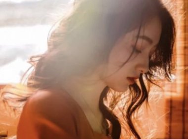 椅子上放着笔不小心坐了上去 腿打开一点不然痛的是你