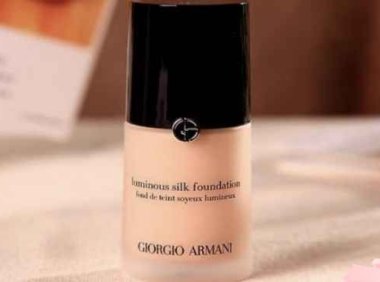 阿玛尼粉底液是红标好还是蓝标好