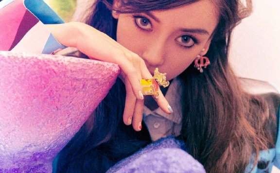 杨颖穿黄色套装搭烟熏妆超美艳!甜美和梦幻感并存