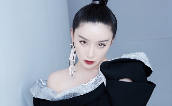 阚清子眼神坚毅霸气飒美时尚写真