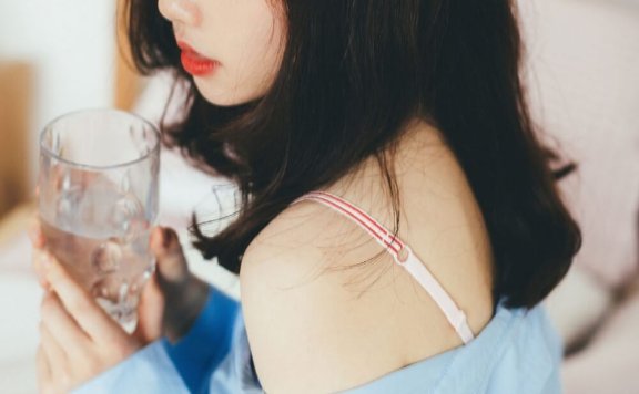 蓝色衬衣美女半露香肩大胆诱惑写真