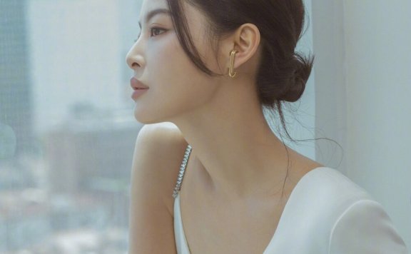 辛芷蕾黑白造型尽显知性干练活动造型