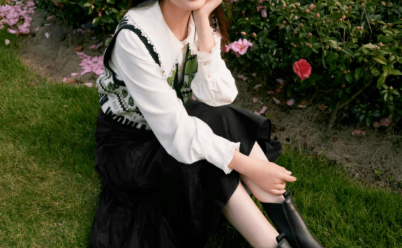 李沁衬衣马甲配长裙,花园中拍照宛如小精灵