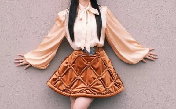 赖美云穿缎面衬衫配棉裙,两个小梨涡好甜