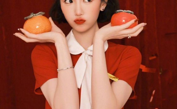 毛晓彤化身红雪公主大秀玉腿！肤白貌美太性感撩人