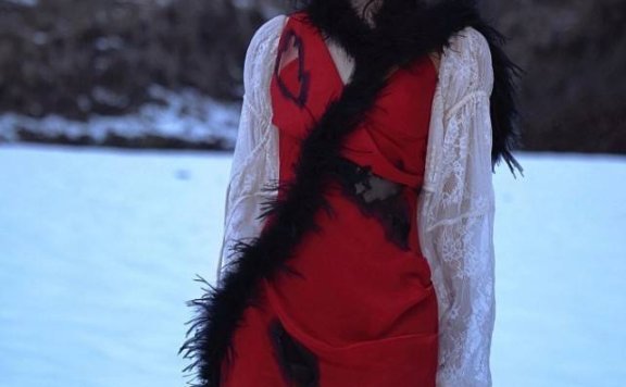 鞠婧祎换了穿衣风格好惊艳，穿红色蕾丝长裙御姐味十足