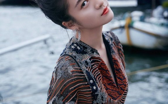 张雪迎穿刺绣轻纱长裙扎丸子头，优雅贵气太有气质