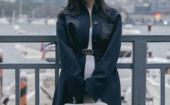 张靓颖分享街头美照,大波浪长发配长皮衣宛如电影大片