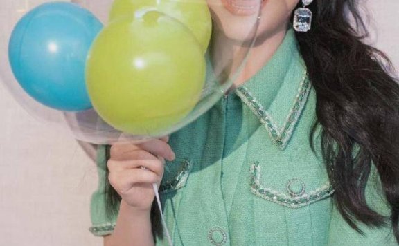 谭松韵穿绿色太好看了!绿色连体裤配蓬松卷发生机盎然