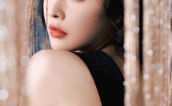 “小昭”云千千被王晶大赞像关之琳！新写真大秀香肩