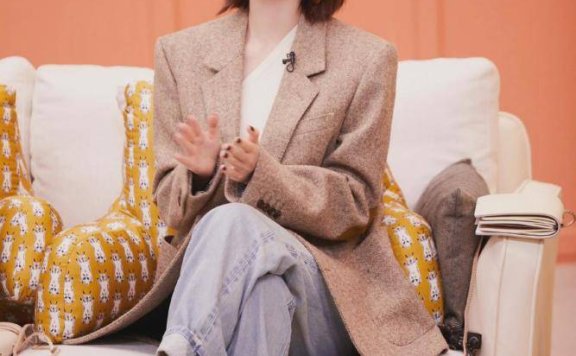 唐艺昕休闲穿搭很帅气,职场女性千万别错过,西装外套穿出了高级感