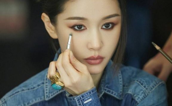 王子文“烟熏妆”好惊艳,穿拼色牛仔套裙上节目潮流又时尚