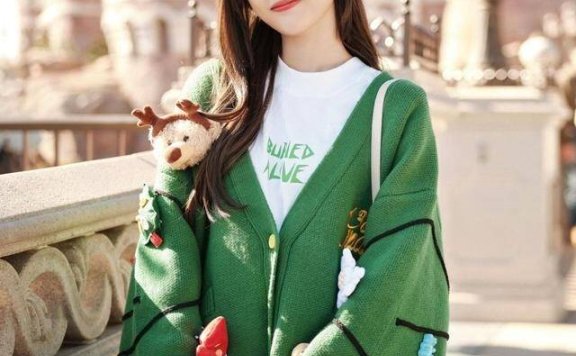 吴宣仪“红绿穿搭”好亮眼,针织衫搭配贝雷帽温暖又清爽