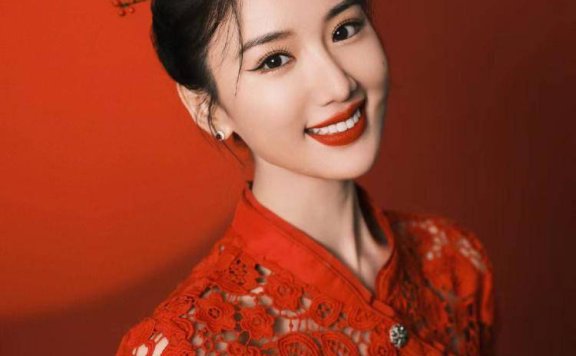 毛晓彤旗袍造型红衣红唇笑容甜美，真是太美了！