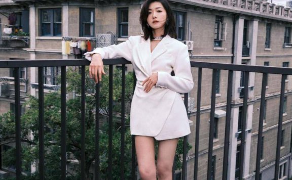万茜穿白色西装裙天台拍美照，五官精致身姿窈窕