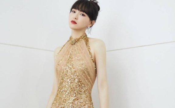 唐嫣一袭挂脖金色裙主持晚会，身段窈窕风情万种