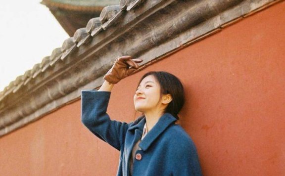 李兰迪晒京味美照,街边吃糖葫芦扎麻花辫笑容甜美可爱