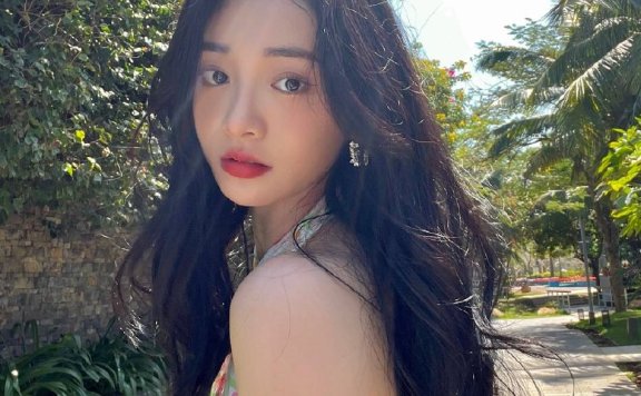 周洁琼三亚美图大秀香肩玉背！甜美活泼性感火辣