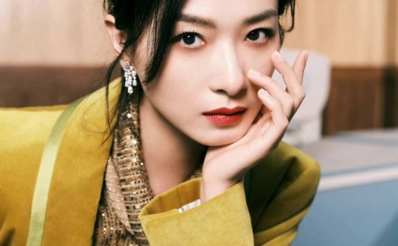 万茜西服造型透着总裁范，驾驭“土黄色”也不在话下