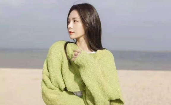 沈梦辰半截“麻袋衣”套在身上，露腰显高又时髦