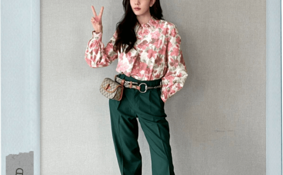 宋妍霏复古丝绒西装轻松驾驭,配大波浪太高级