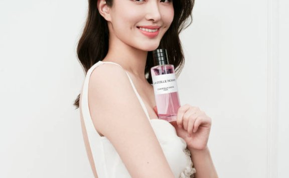 杨采钰代言写真大秀白皙香肩!演绎无限纯净浪漫之美