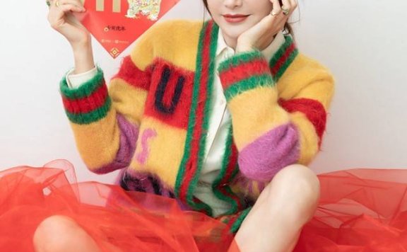 秦岚奶穿彩色针织开衫配衬衫好甜美，新年穿搭太养眼