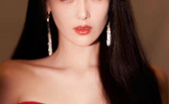 张馨予穿黑裙搭配古风薄衫，黑长直飘逸气质出尘