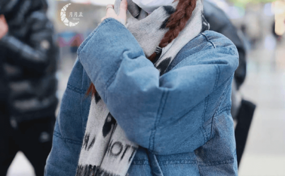 徐璐穿牛仔面包服梳麻花辫,机场街拍太有范儿