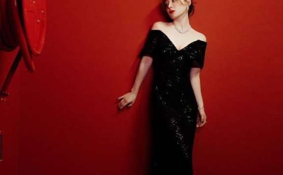 袁姗姗穿黑色修身裙秀“S形曲线”，韵味十足