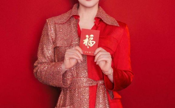 蒋勤勤红色拼接衬衣裙优雅高级,不愧是不老女神