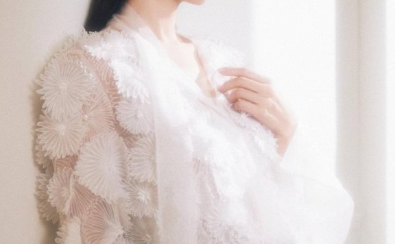 孙艺珍婚后穿红裙大秀香肩美腿!靓丽多姿气质从容