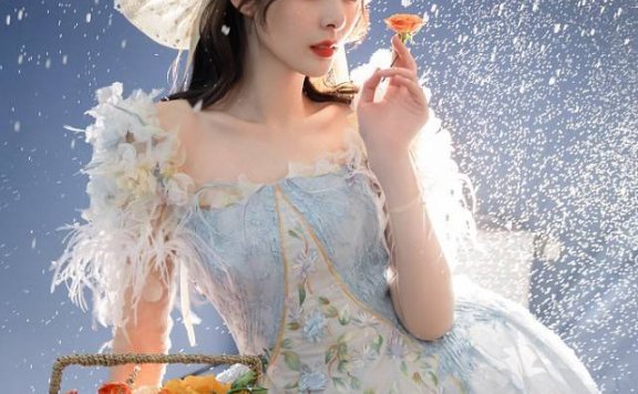 傅菁穿羽毛蕾丝款宫廷款小短裙，真是太甜太嫩了