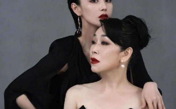 张馨予和母亲合拍时尚照片，穿裙装韵味十足气质真好
