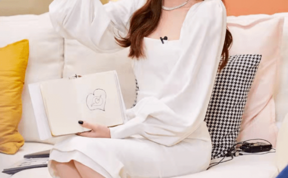 唐艺昕红色套装拍写真,尽显女明星气场