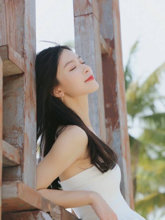 “赵敏”文咏珊晒新年写真超美艳!一袭红色衣裙美的让人心动