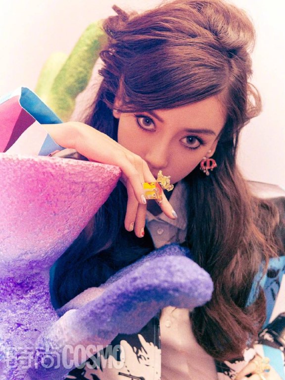 杨颖穿黄色套装搭烟熏妆超美艳!甜美和梦幻感并存