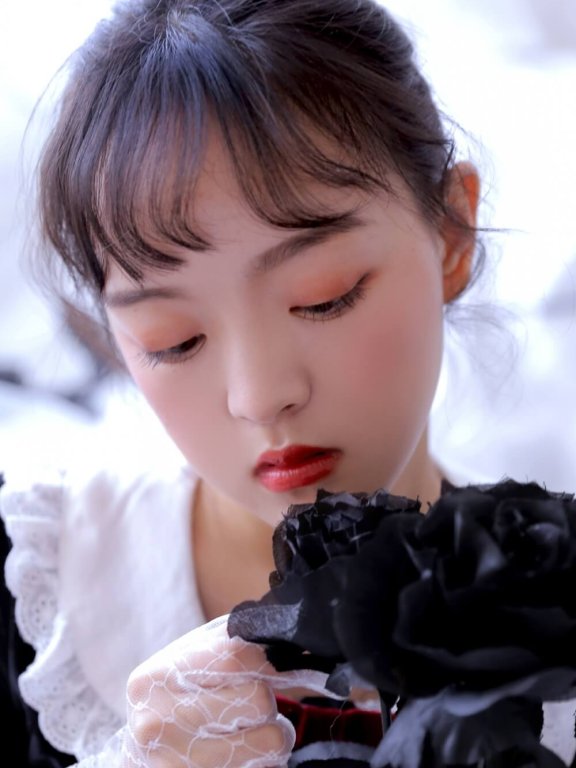 长相柔弱小姐姐眼神高冷黑色丝绒裙写真