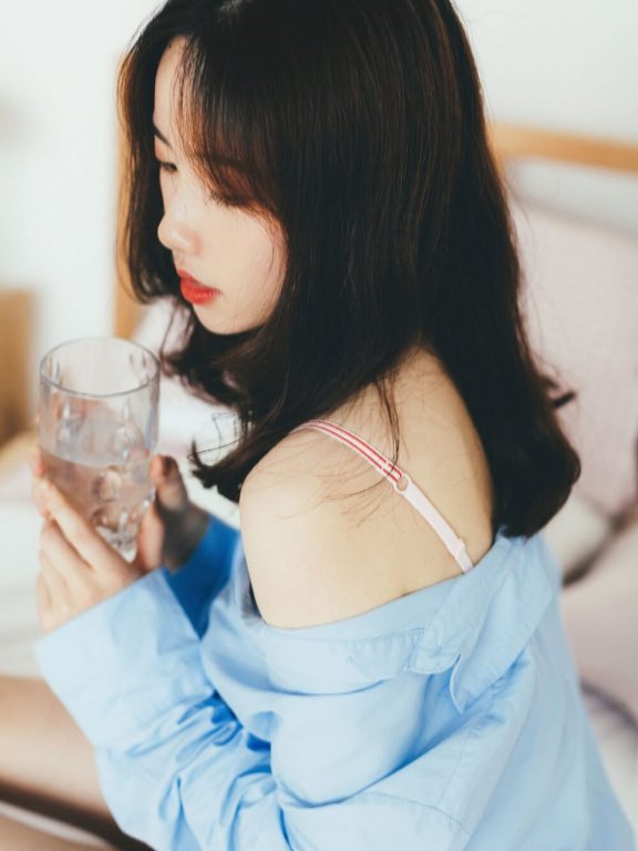 蓝色衬衣美女半露香肩大胆诱惑写真