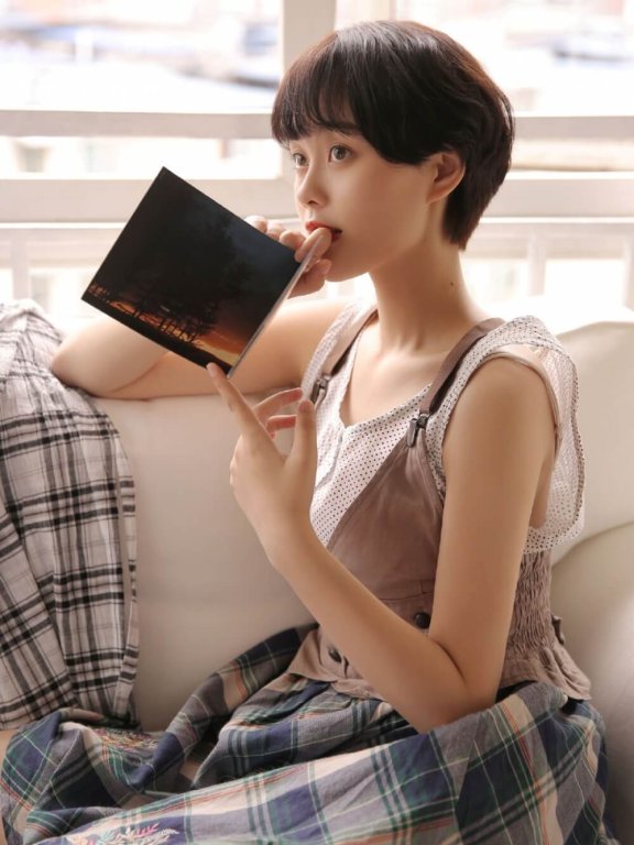 笑容甜美治愈系元气美少女短发清新图片写真