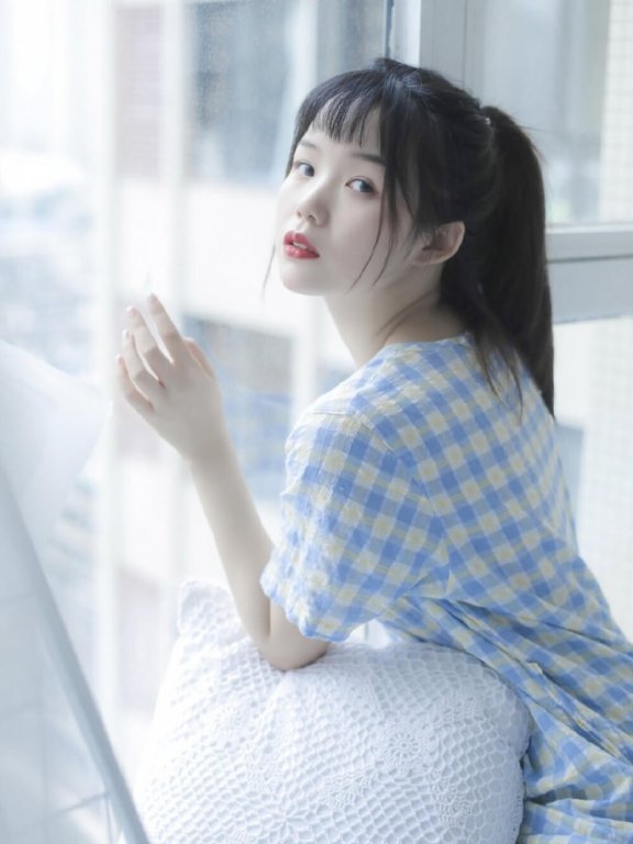 肌肤白如雪的妹子日系居家写真