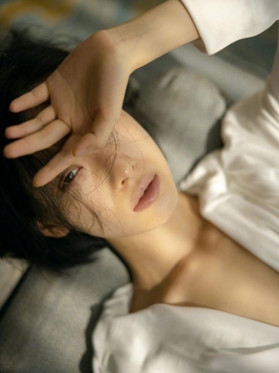 倪妮淡妆自信慵懒短发午后窗边写真