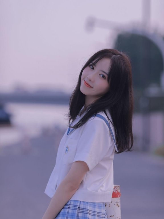 清纯美女海边拍照冷淡风高清图片