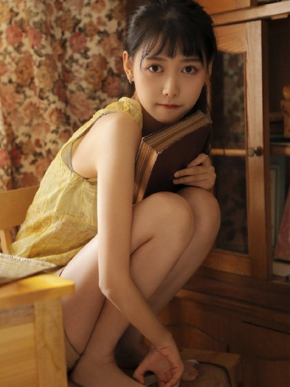 可爱大眼美女樱桃小嘴乖巧靓丽写真图片