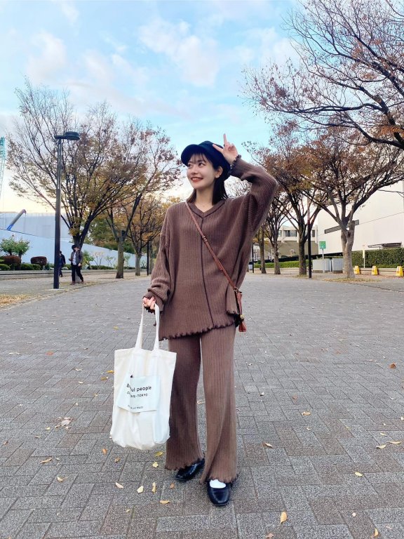 从冬季穿到春夏,你的衣柜里需要一件卷卷木耳边!