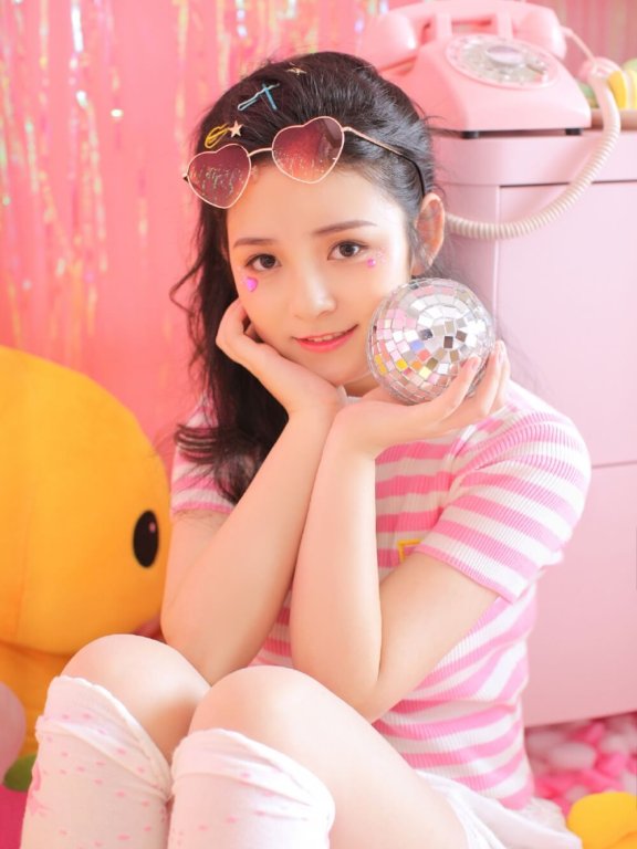 甜心美眉可爱元气满满戴粉色桃心眼镜写真