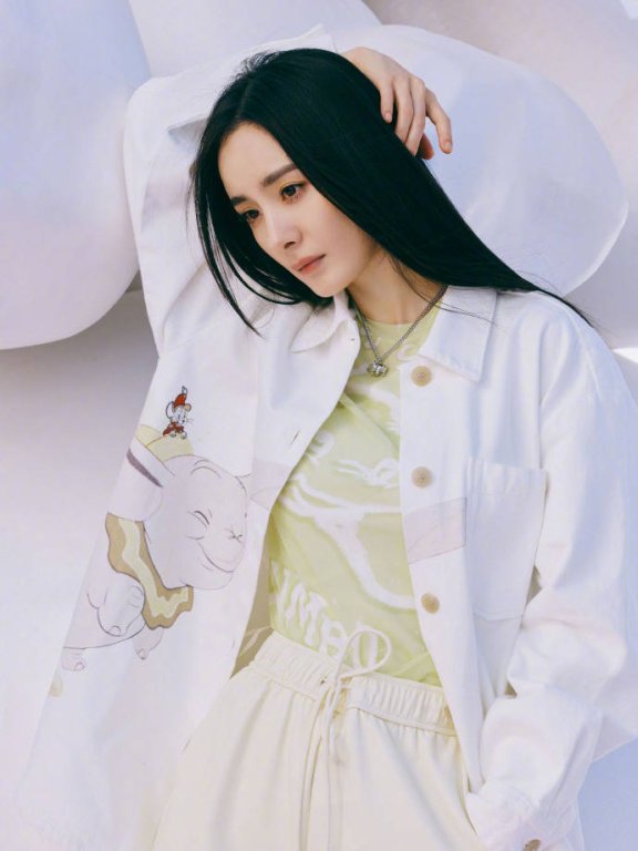 当红女星杨幂最新靓图写真!穿黑色连衣裙又美又飒