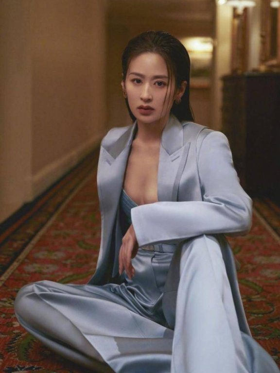 颖儿西装搭配内衣,大胆火辣展现好身材