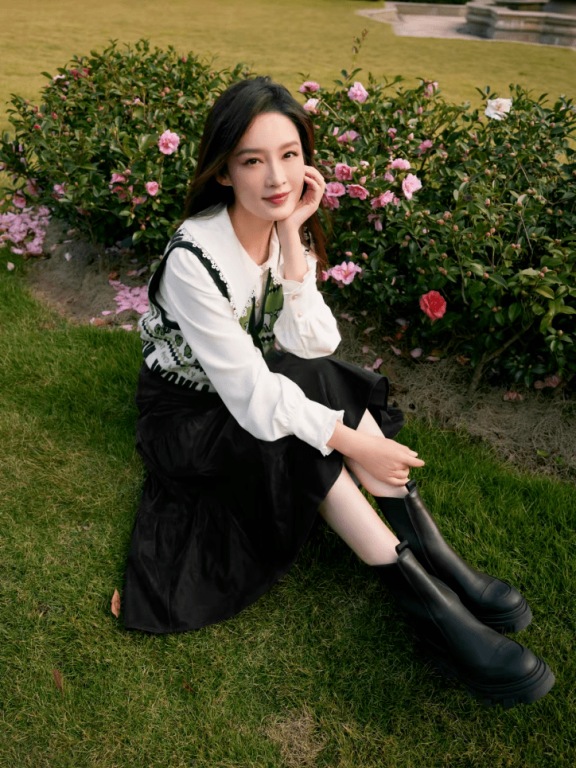 李沁衬衣马甲配长裙,花园中拍照宛如小精灵