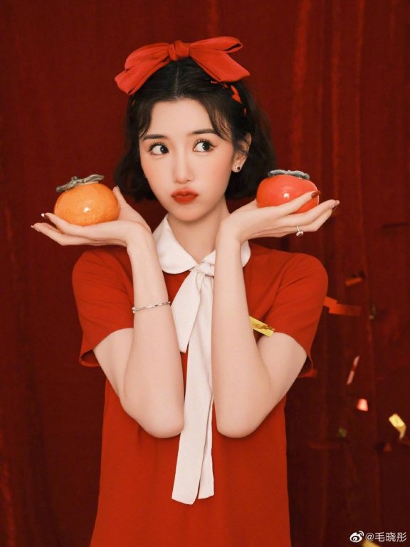 毛晓彤化身红雪公主大秀玉腿!肤白貌美太性感撩人